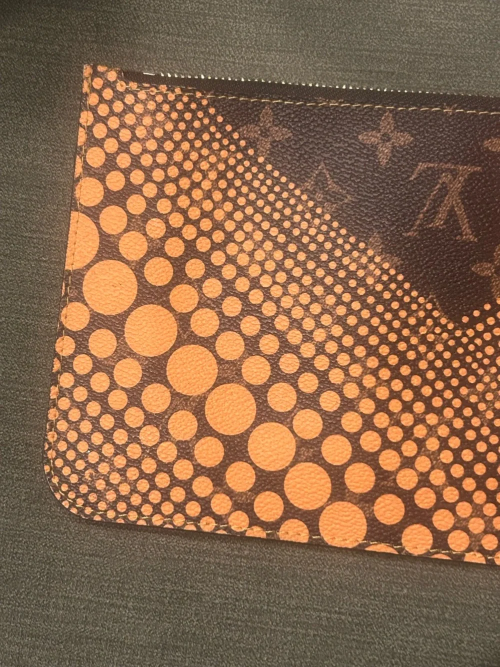 Louis Vuitton Brown Monogram Dot Cosmetic Pouch Louis Vuitton Yayoi Kusama - Picture 4 of 10